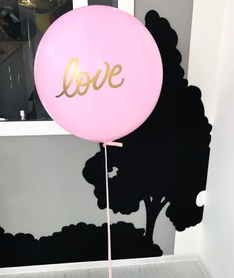 Розовый шар с надписью "Love"